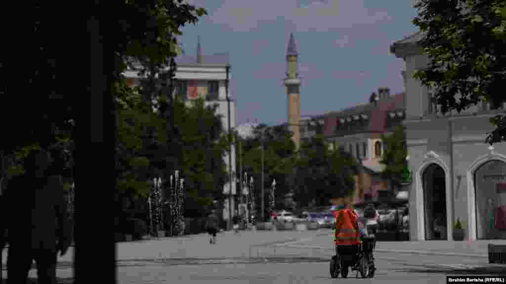 Prema vlastima, tokom vrućih dana građani bi trebali nositi laganu odjeću i redovno piti vodu.