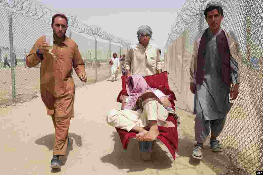 Мъже придружават свой близък афганистанец на граничния пункт Чаман на влизане в Пакистан.