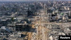 Hiljade raseljenih Palestinaca krenulo je na put, nazad svojim kućama na sjeveru i jugu razorenog Pojasa Gaze, pokazuju snimci novinskih agencija. Snimak iz drona pojasa Gaze, 19. januara 2025.