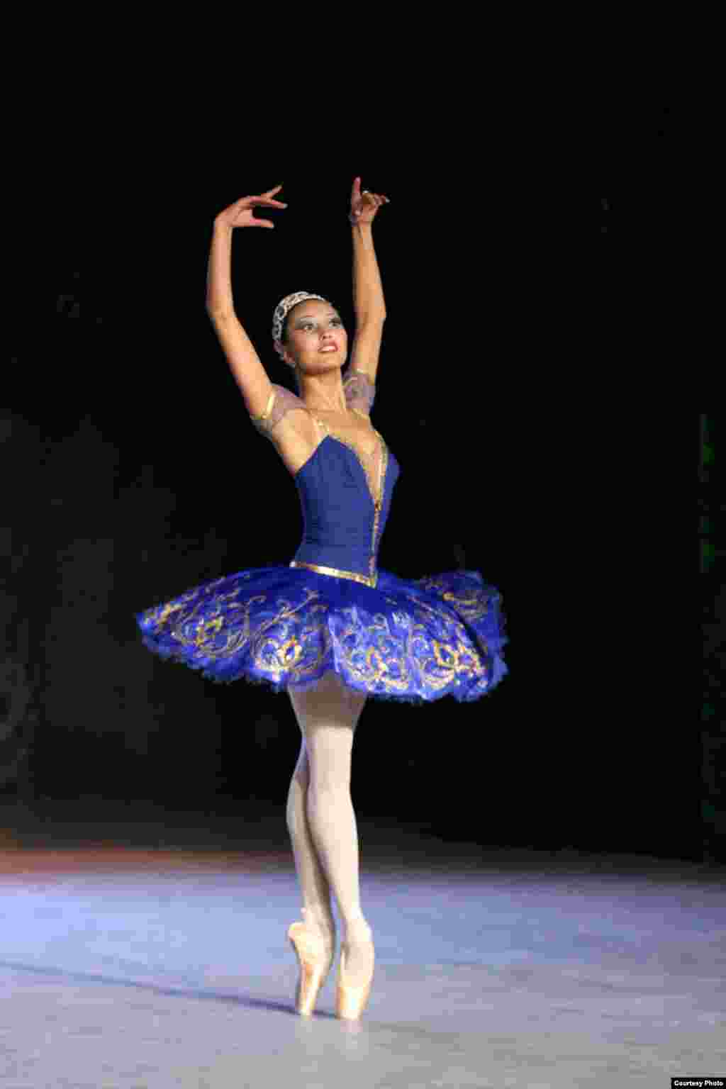 Oдна из главных ролей Мадины Унербаевой - Гамзати в спектакле "Баядерка". Но неизвестно, выйдут ли артисты на сцену. - Oдна из главных ролей Мадины Унербаевой - Гамзати в спектакле "Баядерка". Но неизвестно, выйдут ли артисты на сцену.