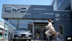 Képünk illusztráció. A fotó egy yokohamai (Japán) BYD autószalont ábrázol 2023. április 4-én