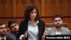 Orosz Anna, a Momentum képviselője felszólal az Országgyűlés plenáris ülésén 2023. december 13-án
