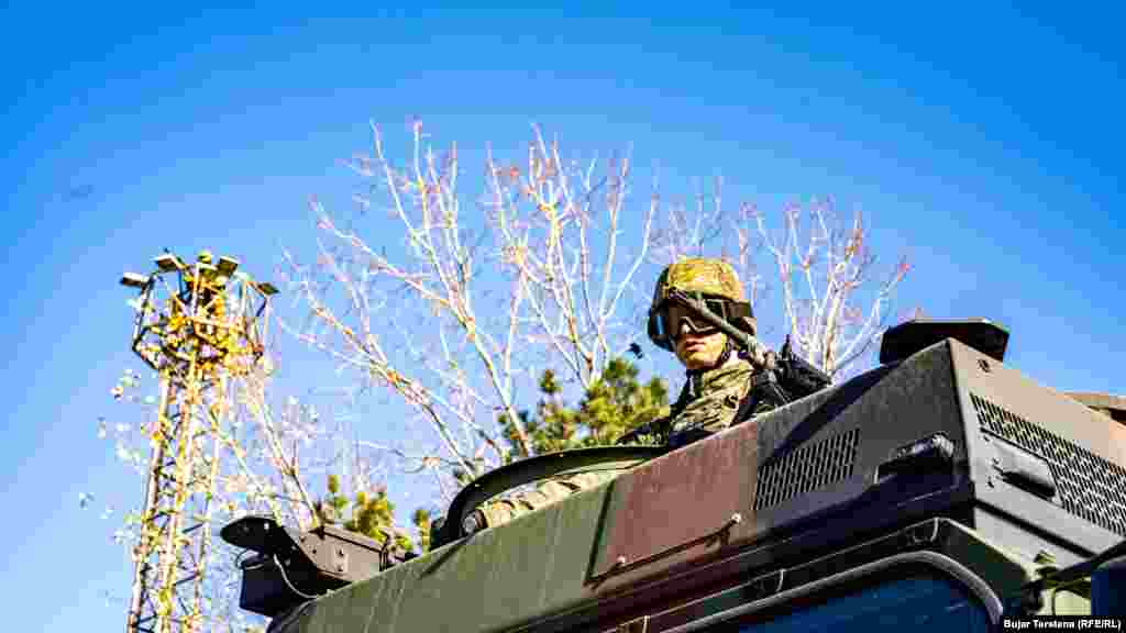 Një ushtar vëzhgon teksa qëndron hipur mbi një automjet ushtarak.&nbsp;Më 27 nëntor në Kosovë shënohet &quot;Dita e Forcës&quot;, që simbolizon themelimin e Forcës së Sigurisë së Kosovës (FSK). &nbsp; 