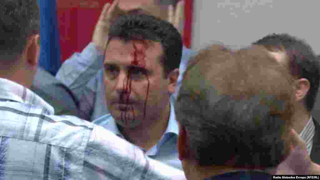 Демонстрантите тепаа пратеници од владејачкото мнозинство откако упаднаа во Собранието. Лидерот на СДСМ Зоран Заев облеан во крв.