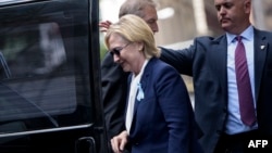 Хиллари Клинтон заходит в микроавтобус после церемонии в память о жертвах терактов 11 сентября 2001 года