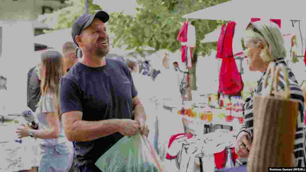 Naim Pajaziti, mërgimtar nga Londra që po qëndron për pushime në Prishtinë, tha se rastësisht kishte hasur në panair dhe nuk kishte mundur të largohej pa blerë perime dhe mjedra. “Nuk e dija që kishte panair, por kur pashë produktet e freskëta, bleva menjëherë”, tha ai.