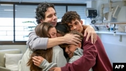Izraelac Ofer Kalderon grli se sa svojom porodicom pošto ga je Hamas oslobodio iz zarobljeništva u Pojasu Gaze, 1. februar 2025.