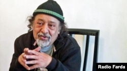 خواهم به دیار خویشتن برگردم/ با پای شکسته به وطن برگردم/ یعنی مُحتَمل که اینها بروند؟/ یعنی محتمل که من برگردم؟