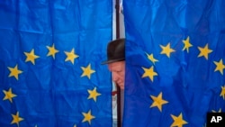 Szavazó a romániai Băleniben 2024. június 9-én