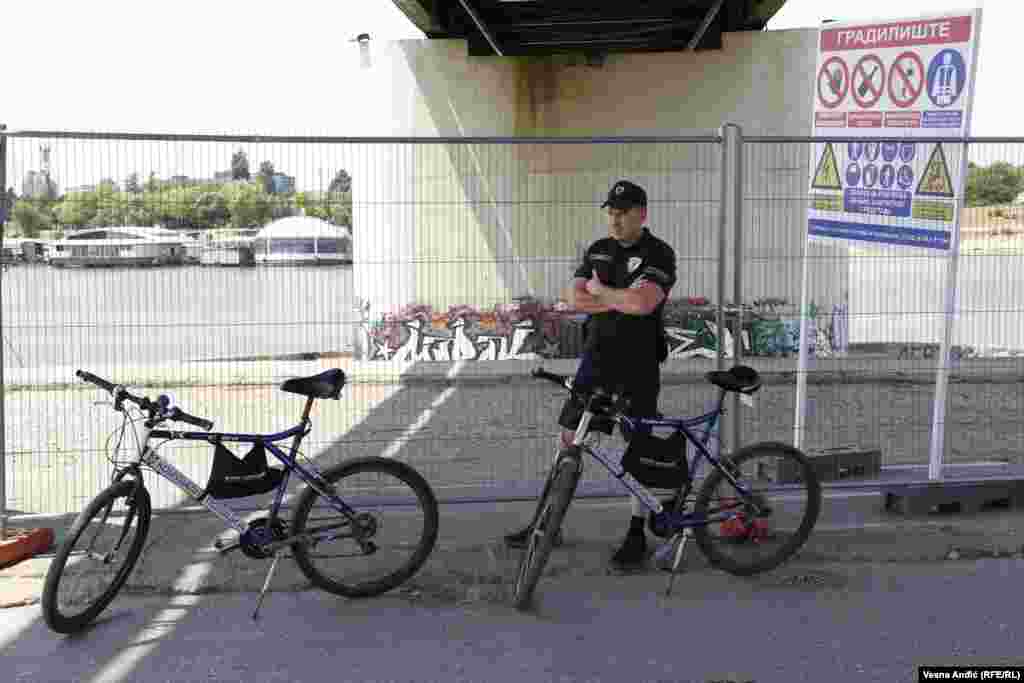 Komunalni policajac pored gradilišta za promenadu Beograda na vodi