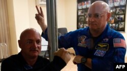 Астронавтът Марк Кели (дясно) е кандидат за сенатор в Аризона