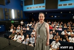 Елена Костюченко представляет фильм на фестивале в Карловых Варах