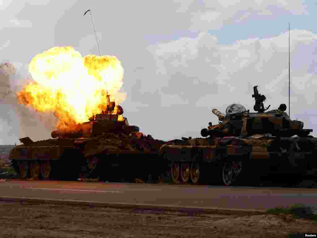 Snage lojalne Gadafiju na putu ka Benghaziju, 20.03.2011. Foto: Reuters / Goran Tomašević 