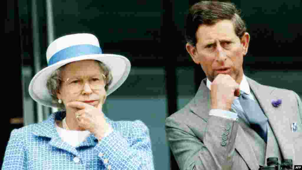 Kraljica i Čarls gledaju konjske trke u Epsomu nakon onoga što je ona čuveno opisala kao &quot;annus horribilis&quot;, 1992, kada su se njena dva najstarija sina odvojila od svojih žena, ćerka En se razvela, a požar uništio deo zamka Vindzor. &nbsp;