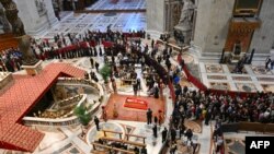 Ferenc pápa felravatalozott holtteste a vatikáni Szent Péter-bazilikában 2025. április 24-én, három nappal a temetés előtt. Tízezrek zarándokoltak oda, hogy tisztelettel adózzanak az elhunyt előtt