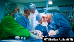 Nőgyógyász főorvosok műtenek a nyíregyházi Jósa András Oktató Kórházban, 2010. december 4-én. (Képünk illusztráció)