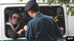 Иранка седи в полицейска кола, след като е била арестувана заради "неподходящо" облекло в Техеран, 23 юли 2007 г.