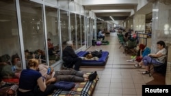 Ljudi u hodnicima metro stanice u Kijevu nakon što su se oglasile sirene za vazdušnu opasnost usred ruskog napada na Ukrajinu, 8. jula 2025.