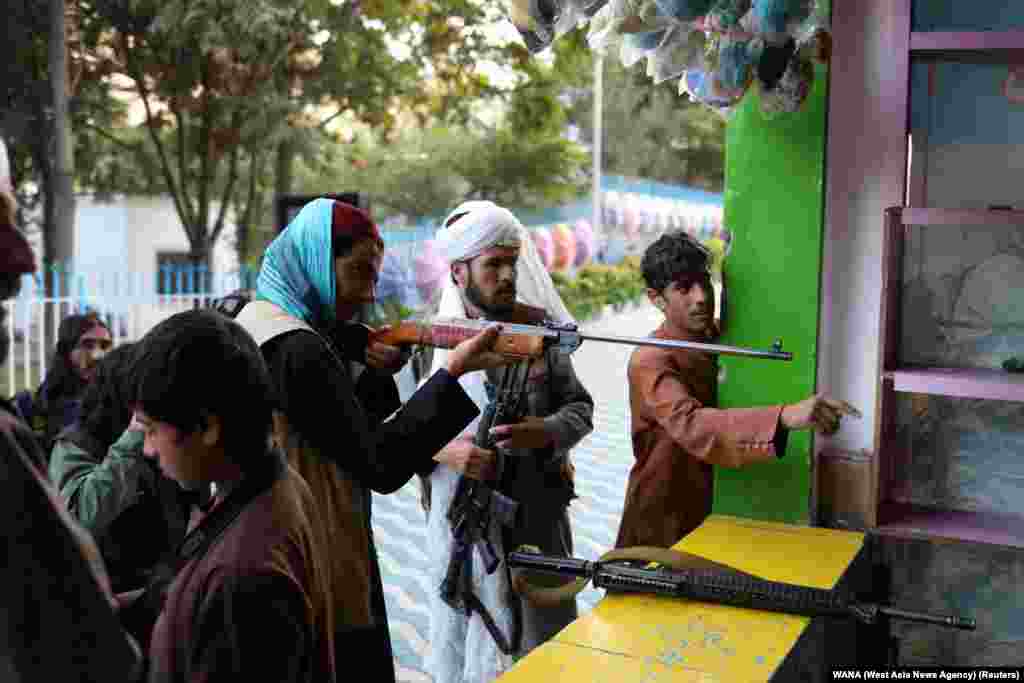 Talibanski borac testira vještinu gađanja na igralištu u Kabulu. (8. septembar)