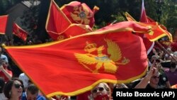 Демонстранти веат знамиња на Црна Гора за време на митингот во поранешната престолнина на Црна Гора, Цетиње, 22 август 2021 година