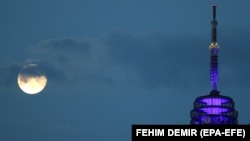 Relej na brdu Hum iznad Sarajeva van funkcije je od ratnih godina prve polovine devedesetih, tako da je uz boje kojima je osvjetljen danas ukras glavnog grada BiH, države koja 16 godina kasni sa procesom digitalizacije. Fotografija od 7. juna 2020.