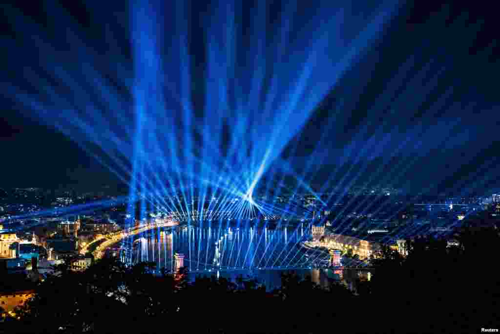 Svjetlosni spektakl nad Dunavom povodom Dana svetog Stjepana, mađarskog nacionalnog praznika, Budimpešta, 20. avgusta.