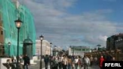 Старые дома, среди которых памятники архитектуры, уступают место новостойкам