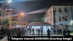 ოპოზიციის მხარდამჭერები სოხუმში, აფხაზეთის ე.წ. უშიშროების სამსახურის შენობასთან