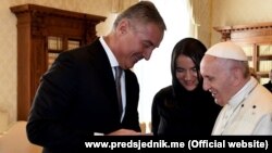 Predsjednik Crne Gore Milo Đukanović sa poglavarom Rimokatoličke crkve, papom Franjom u Vatikanu