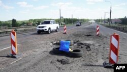 Хората напускат Херсон през Антоновския мост над река Днепър.