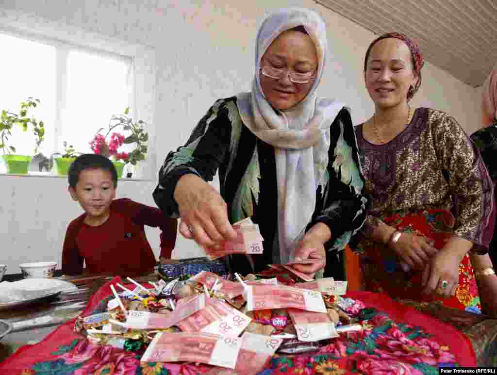 For the Dungan shashu (a ritual during which guests are showered with money and sweets), the Kyrgyz currency, the&nbsp;som, is used -- due to the village&#39;s proximity to Kyrgyzstan. This shashu was held at the bride&#39;s house the day before the main wedding celebration.