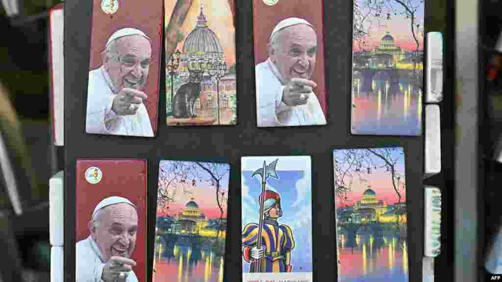 Prodaja suvenira sa papinim likom, nedaleko od Trga Svetog Petra.