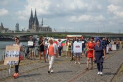 Протестите в Кьолн на фона на катедралата.