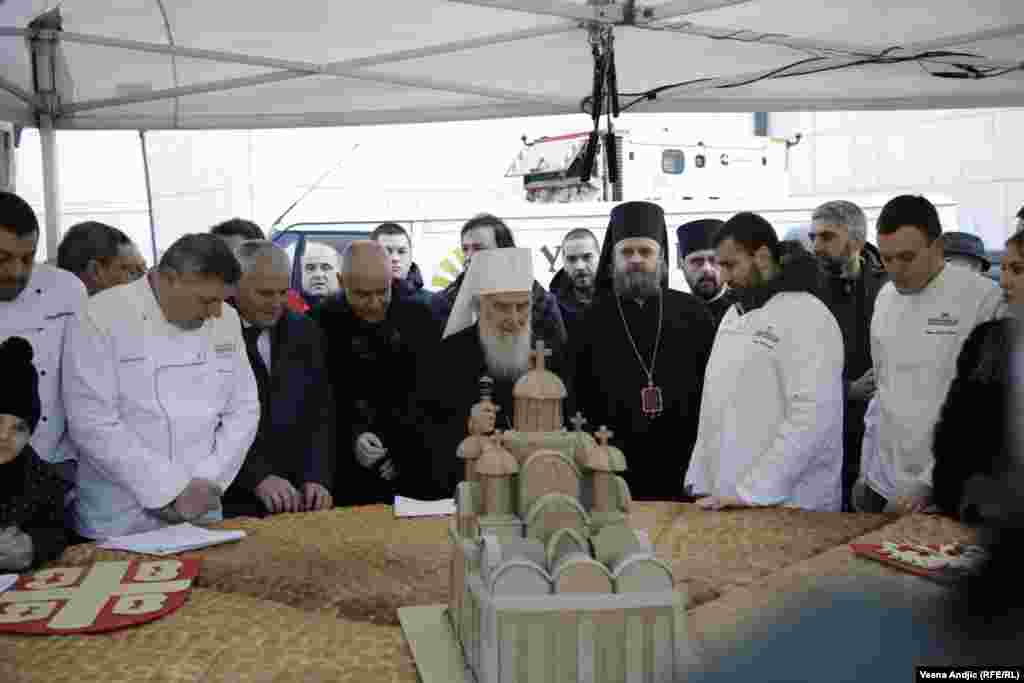 Lomljenju česnice ispred Hrama Svetog Save prisustvovao je poglavar Srpske pravoslavne crkve Irinej.