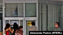 Без кредит денеска тешко се живее, ама со него уште потешко, велат граѓаните.