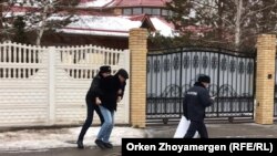 Полиция задерживает художника Асхата Ахмедьярова, вышедшего к зданию посольства Украины в Казахстане «просить прощения у народа Украины за слова президента Касым-Жомарта Токаева». Нур-Султан, 5 декабря 2019 года.