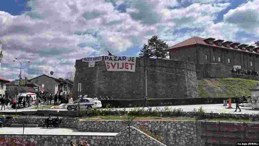 Transparent na tvrđavi u Novom Pazaru, na kojem je ispisano "Pazar je svijet", 12. april 2025. 