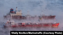 Судно Birthe Theresi (на переднем плане) недалеко от Мурманска. Архивное фото