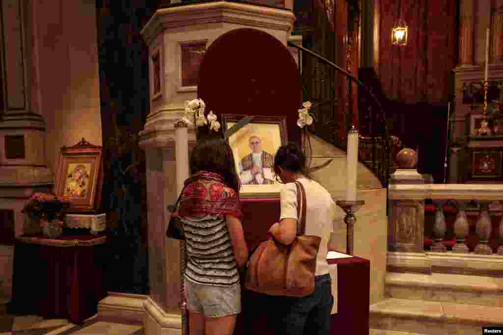 Atena, 22 aprile 2025 - O femeie și fiica ei semnează în cartea de condoleanțe de la Catedrala Catolică Sf. Dionisie Areopagitul din capitala Greciei. 