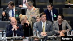 Ministrul american al apărării, Mark Esper, la sediul NATO de la Bruxelles, 25 octombrie 2019