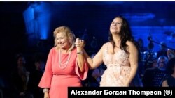 Соня Йончева с майка си Теменуга на сцената