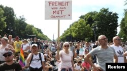 Десетки хиляди германци излязоха на протест в Берлин срещу ограниченията, които властите налагат за контролиране на епидемията от коронавирус. "Свободата е направена от нашата смелост", пише на един от плакатите, които те носеха
