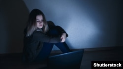 Илустрација - тинејџерка со лап топ