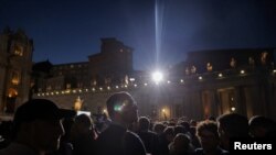 Mii de credincioși au așteptat miercuri până seara târziu pentru a vedea rezultatul primului vot.