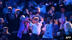 Publiku para fillimit të gjysmëfinales së dytë të Konkursit Evropian të Këngës 2025, në arenën St. Jakobshalle në Bazel, më 15 maj 2025.