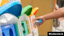 Prema Europskoj direktivi o ambalaži i ambalažnom otpadu, trenutačni ciljevi su oporaba najmanje 60 posto ambalažnog otpada i recikliranje između 55 i 80 posto ambalažnoga otpada.