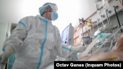 În secțiile ATI ale spitalelor din România au loc adevărate drame în aceste zile. Nu toți pacienții pot primi oxigen din cauza numărului foarte mare de îmbolnăviri grave cu Covid. Imagine de pe 26 septembrie 2021, de la Spitalul „Marius Nasta” din București.