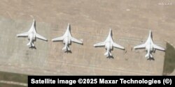 Imagini din satelit ale companiei Maxar, arătând patru aeronave care par a fi bombardiere din seria TU-22, la baza aeriană Belaia, pe 20 mai 2025