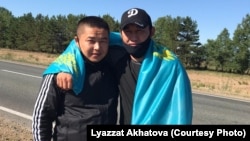 Бежавшие из Китая этнические казахи Мурагер Алимулы (слева) и Кастер Мусаханулы в момент выхода из колонии в Семее. 22 июня 2020 года.