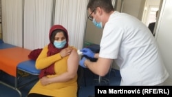 Vakcinacija u migrantskom kampu Krnjača u Beogradu